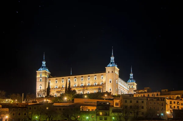 Alcázar de Toledo iluminado por la noche — Foto de Stock