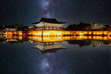 Anapji göleti ve yıldızlı bir gece, Gyeongju, Kore