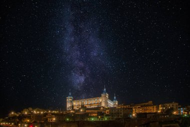Toledo 'lu Alcazar yıldızlı gökyüzü tarafından aydınlatıldı