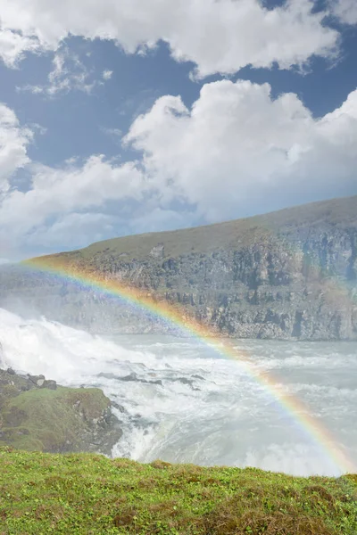 Islandia, wodospad Gullfoss. Urzekająca scena z tęczą wodospadu Gullfoss — Zdjęcie stockowe