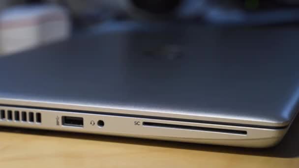 Imagem de close-up de um homem abrindo um computador portátil em uma mesa — Vídeo de Stock