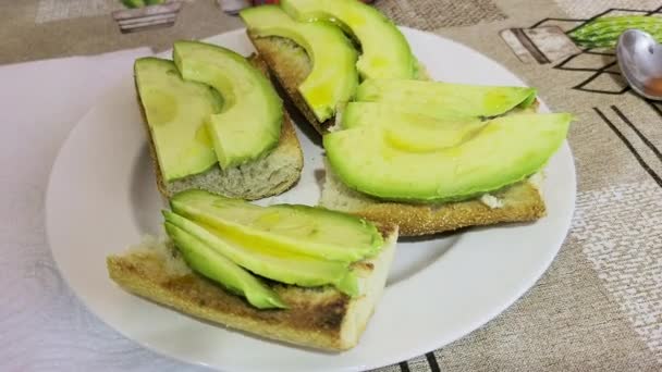 Zdrowe domowe tosty awokado na śniadanie — Wideo stockowe