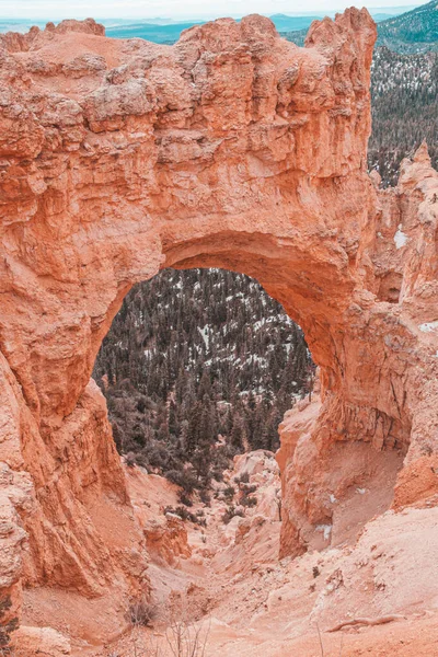 Formación de rocas puente natural en el Parque Nacional Bryce Canyon, Utah, EE.UU. — Foto de Stock