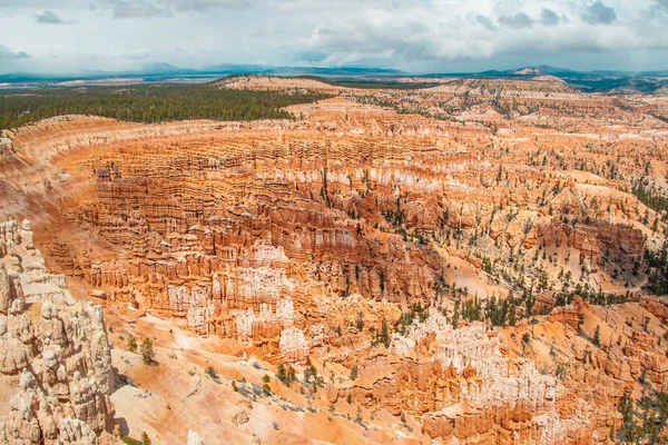 Anfiteatro natural y formación de rocas pináculo en el Parque Nacional Bryce Canyon, Utah, EE.UU. — Foto de Stock