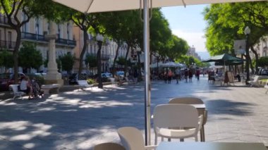 Tarragona, İspanya. Haziran 2021: La Rambla Nova Tarragona, İspanya.