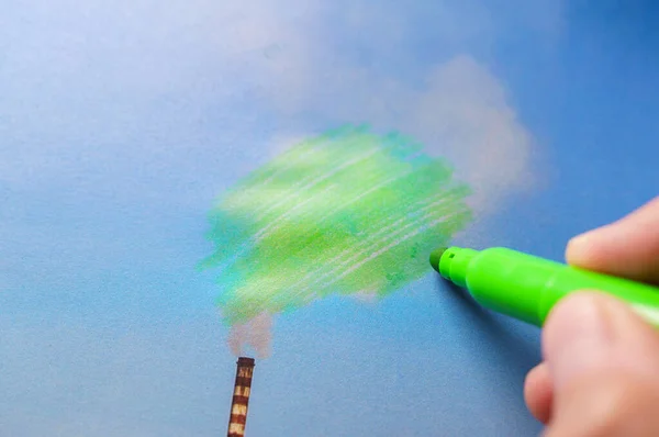 Человек, рисующий зелёное загрязнение из дымохода — стоковое фото
