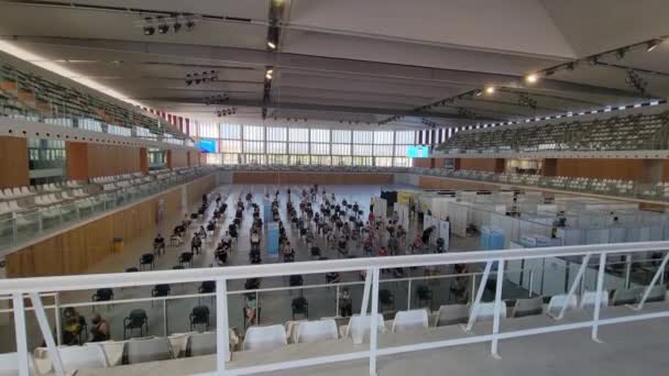 Tarragona, España. 21 de junio: Vista general del centro de vacunación Covid-19 dentro de los esports de Palau o Centro deportivo — Vídeos de Stock
