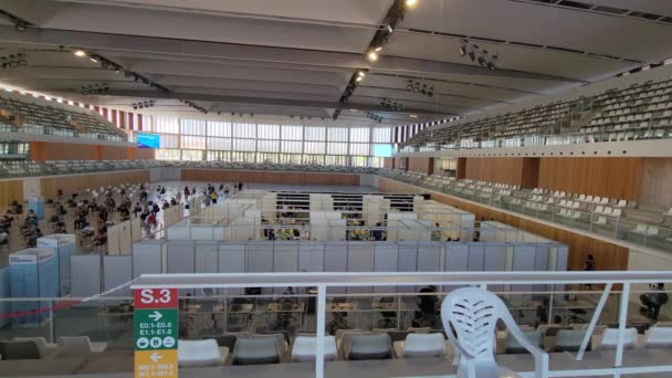 Tarragona, España. 21 de junio: Vista general del centro de vacunación Covid-19 dentro de los esports de Palau o Centro deportivo — Vídeos de Stock