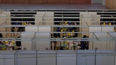 Tarragona, İspanya. 21 Haziran: Palu ihracat veya Spor Merkezi içindeki Covid-19 aşı merkezinin genel görünümü