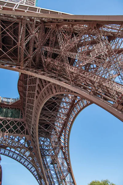 Torre Eiffel detalhe estrutura metálica. Vista inferior. — Fotografia de Stock