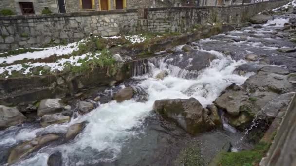 Río Negro en cámara lenta en su paso por la bonita ciudad de Vielha. Pirineos Catalanes en Valle de Aran, España. — Vídeos de Stock
