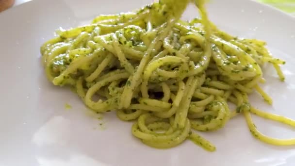 Spaghettis avec sauce pesto servis avec une cuillère à spaghettis — Video