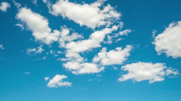Синее небо и движущиеся белые облака. временной промежуток. — стоковое видео