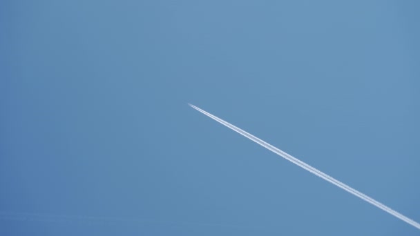 Passagerarflygplan på marschhöjd med kontrail mot blå himmel — Stockvideo