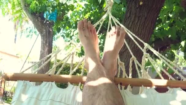 POV standpunt van de mens ontspannen op hangmat in een luxe resort. — Stockvideo
