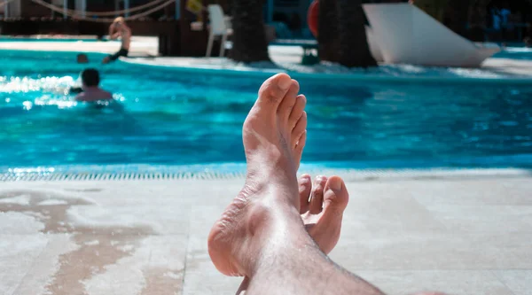 Kaukaski mężczyzna odpoczywa i relaksuje się w basenie raz można wrócić do podróży i cieszyć się wakacjami. — Zdjęcie stockowe