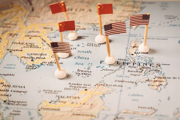 Прапори Чіни та об'єднаних держав на карті південного моря. Концепція південного китайського морського дипломатичного конфлікту — стокове фото