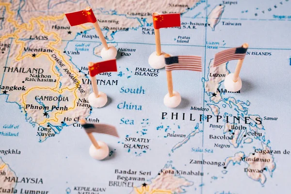 Прапори Чіни та об'єднаних держав на карті південного моря. Концепція південного китайського морського дипломатичного конфлікту — стокове фото