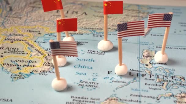 Bendera cina dan negara-negara bersatu pada peta laut Cina selatan. Konsep selatan Cina konflik diplomatik laut — Stok Video