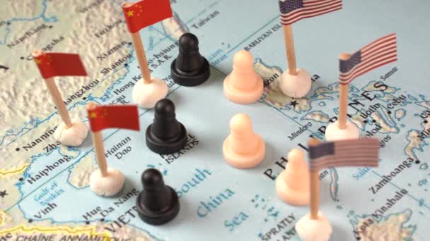 Čínské a americké vlajky s šachovými figurkami symbolizujícími konflikt a kontrolu nad Jihočínským mořem. — Stock video