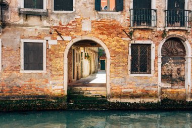 İtalya 'da, Venedik' te küçük bir kanalda tuğla bir bina.
