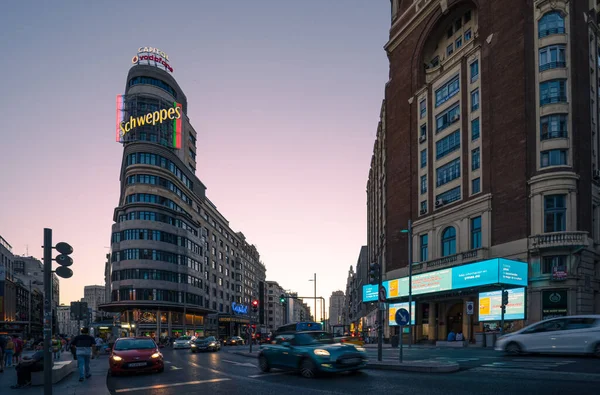 Madrid, Španělsko - červen 2019: Gran via Avenue u ikonické budovy schweppes. — Stock fotografie