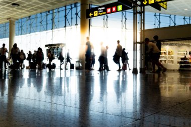 Barcelona Havaalanı 'ndaki isimsiz yolcuların siluetleri..