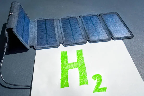Conceptul de hidrogen verde. Panou solar conectat la textul H2, simbolizând generarea de hidrogen din energia solară fără combustibili fosili . — Fotografie, imagine de stoc