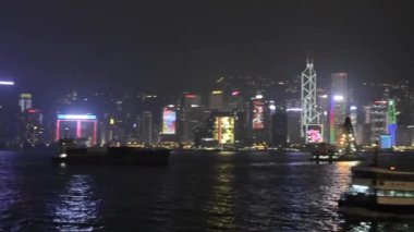 Geceleri Hong Kong şehrinin gökyüzü. Victoria Limanı 'ndan Hong Kong' a bakın..