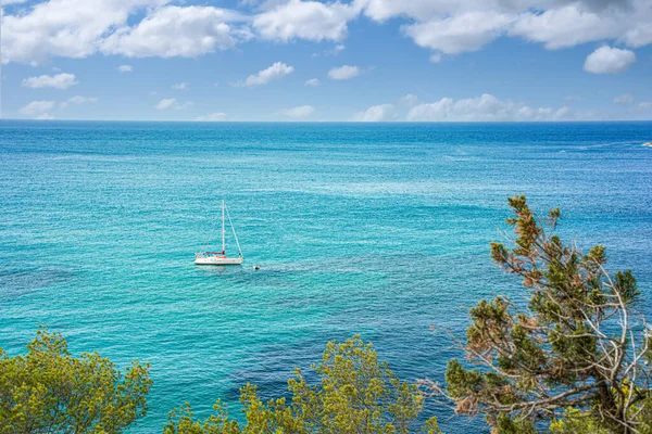 Paisagem mediterrânica, Mar Mediterrâneo com um barco à vela no verão. — Fotografia de Stock