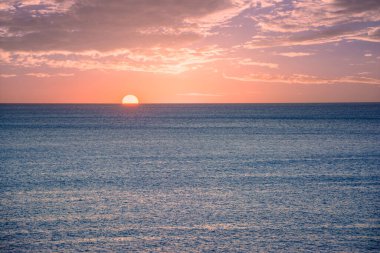 Günbatımında Güneş Ufukta Batıyor ya da Denizde ya da Okyanusta Gündoğumunda