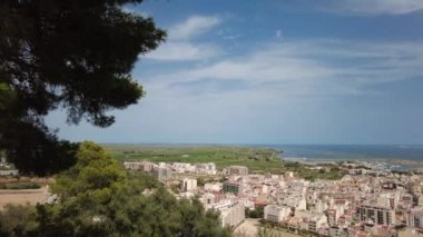 Gündüzleri Sant Carles de la Rapita ve Akdeniz 'in panoramik manzarası.