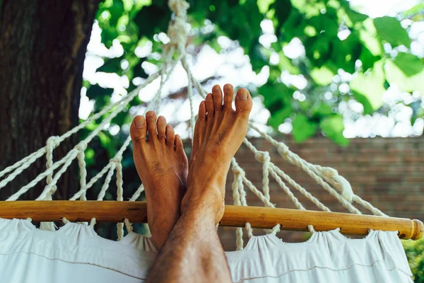 Perspectiva pessoal de pés masculinos nus relaxando na rede — Fotografia de Stock