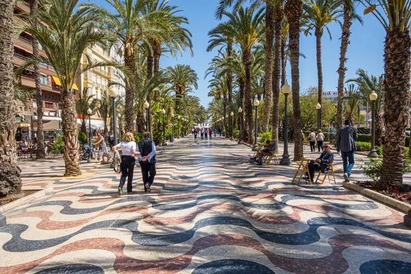 Alicante, Spagna. Marzo 2016: La gente cammina e riposa a Paseo de la Explanada ad Alicante. — Foto Stock