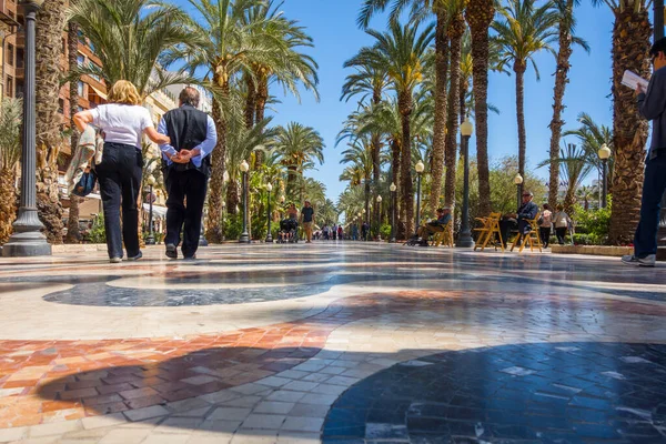 Alicante, Espanha. Março 2016: Pessoas caminhando e descansando no Paseo de la Explanada em Alicante. — Fotografia de Stock