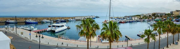 Ametlla de mar, Espanha. 21 de junho: vista panorâmica do porto de pesca da aldeia mediterrânea de Atmetlla de mar — Fotografia de Stock