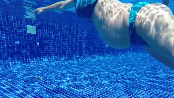 Беременный живот под водой. Кавказка. — стоковое видео