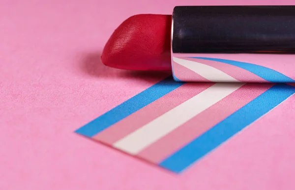 Lápiz labial vista de cerca sobre una bandera transgénero — Foto de Stock