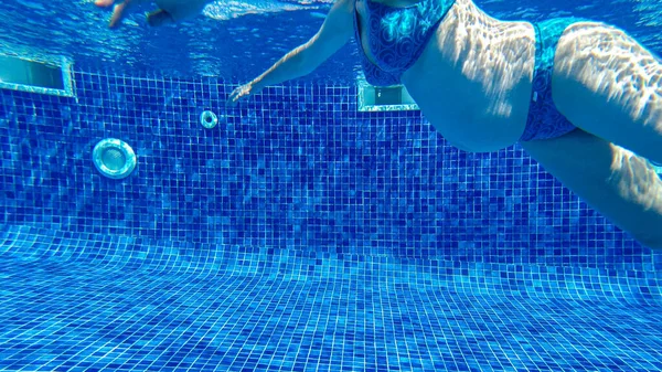 Ciężarna kobieta pływanie i nurkowanie pod wodą w basenie. — Zdjęcie stockowe