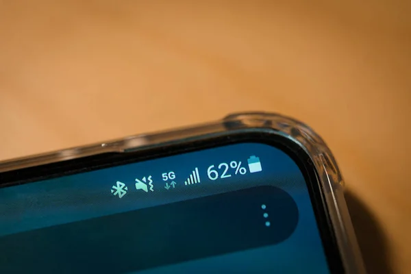 Señal real de 5g en una pantalla de teléfono inteligente. vista de cerca —  Fotos de Stock