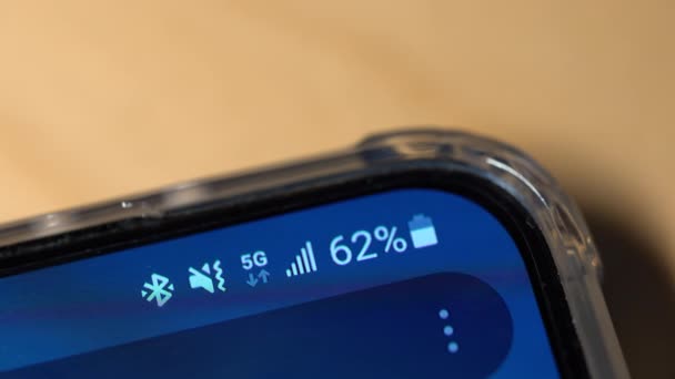 Icône bluetooth et signal 5g réel sur un écran de smartphone. vue rapprochée — Video