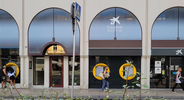 Barcelona, Španělsko. Září 2021: Bankovní kanceláře Caixabank a bankomaty na ulici — Stock fotografie