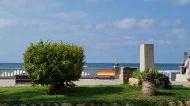 Sitges Beach üzerinde Gökkuşağı bankı, İspanya.