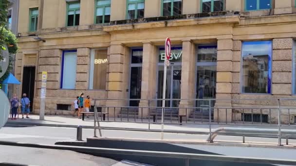 Barcelona, España - septiembre 2021: Personas no identificadas caminando frente a un cajero automático en BBVA bank — Vídeos de Stock