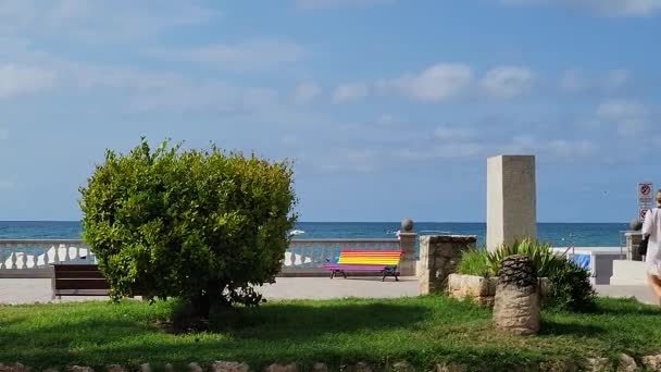 西班牙西切斯海滩的彩虹长椅. — 图库视频影像