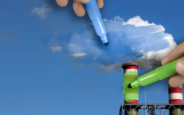 Mains peignant la pollution bleue et verte d'une cheminée — Photo