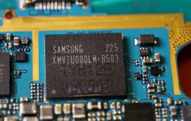 Barselona, İspanya. Eylül 2021: Samsung mikroişlemcisine yakın çekim