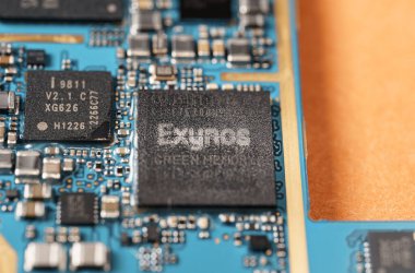 Barselona, İspanya. Eylül 2021: Samsung mikroişlemcisine yakın çekim