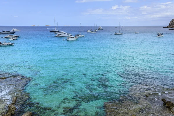 Veleiros nas águas mediterrâneas turquesa de Ibiza — Fotografia de Stock