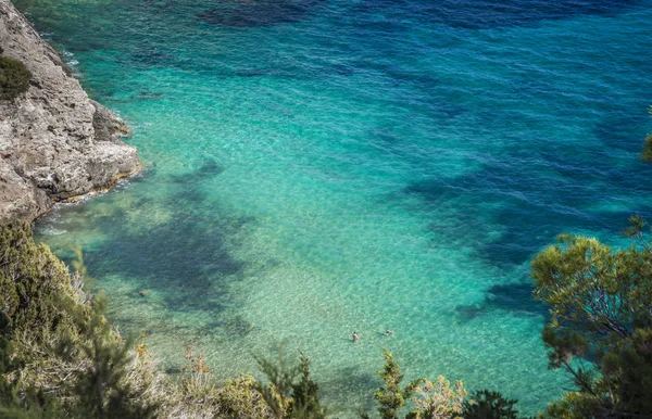 Schwimmen allein auf der Insel Ibiza — Stockfoto